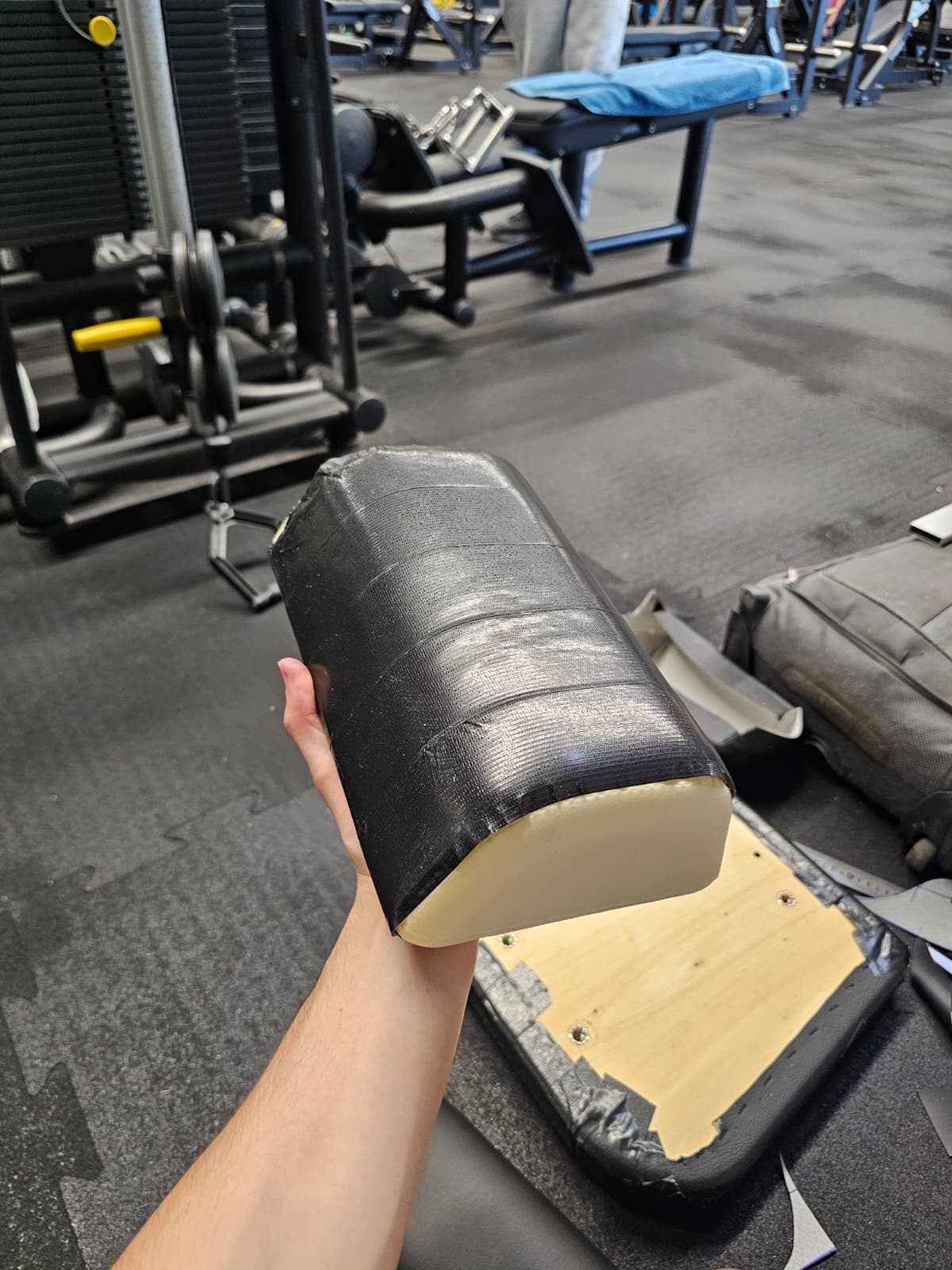 Appui-bras cylindrique scotché