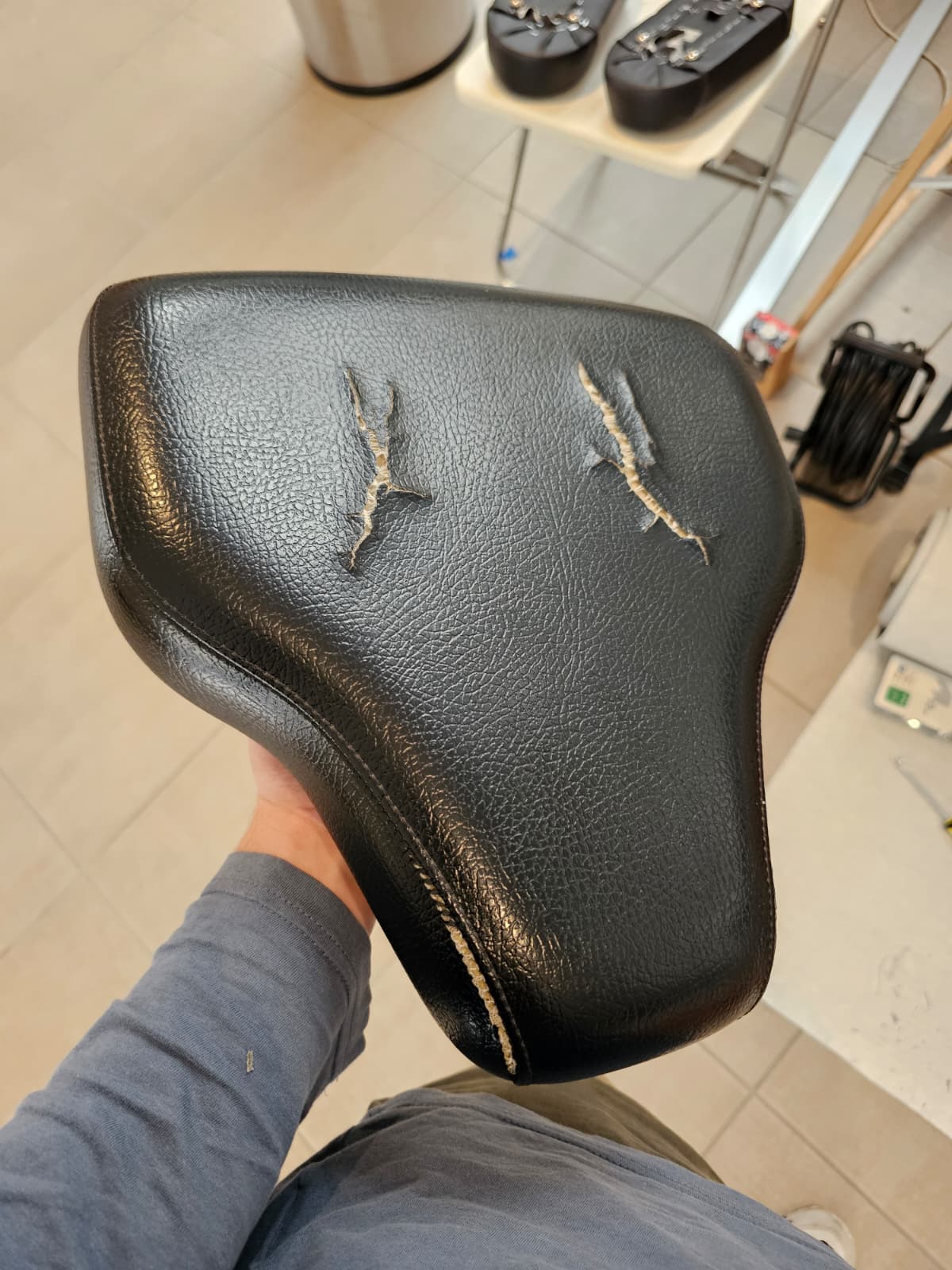 Assise ergonomique déchirée